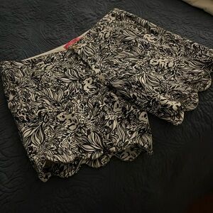 Lilly P shorts with scalloped bottom and cute koala pattern. Size 2 but like 4.